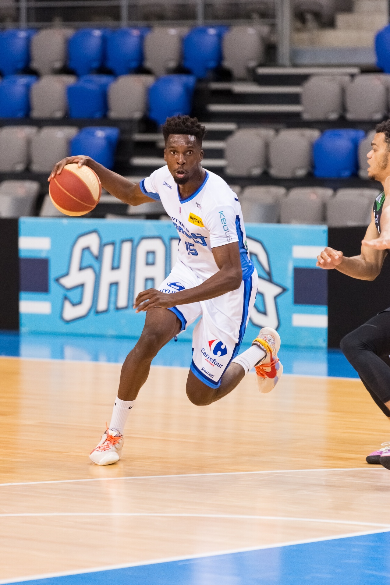 Portrait d'Axel Louissaint, joueur professionnel de basketball et coach
